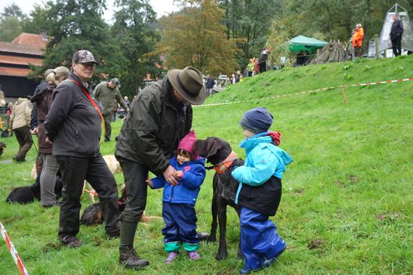 Kinder bei der Vorführung der Jagdhunde